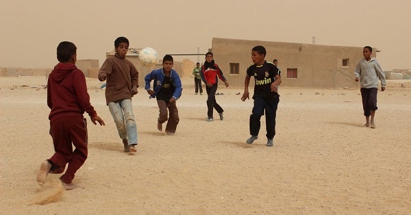 Xiquets jugant al futbol a Tinduf.