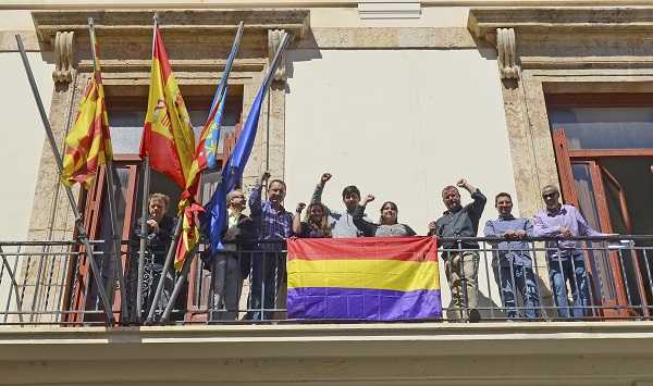 Bandera republicana a la balconada municipal.