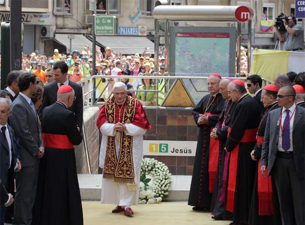 La visita del Papa va coincidir amb l'accident del metro de València.