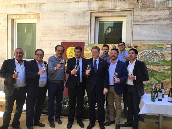 L'Alcalde, Vicent Muñoz, junt amb el President de la Generalitat, Ximo Puig, el President de les Corts Valencianes, Enric Morera i alguns dels membres de l'Associació de Viticultors de les Terres dels Alforins, brinden amb els seus vins, als actes del 25 