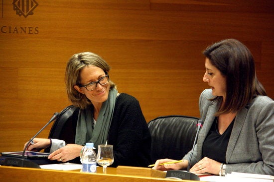 Núria Romeral, amb la presidenta de la comissió parlamentària sobre l'accident del metro de València, Sandra Martín.