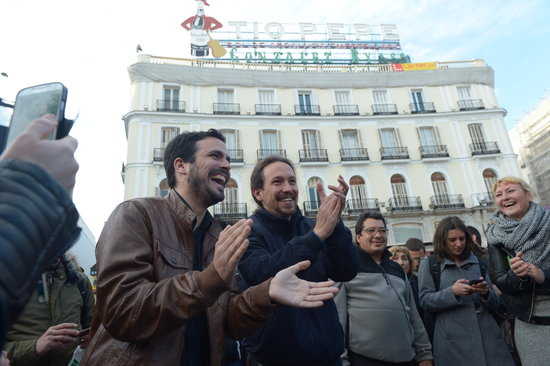 El líder d'IU, Alberto Garzón, al costat del de Podemos, Pablo Iglesias, aquest dilluns poc després d'anunciar el pacte per concórrer plegats a les eleccions del 26 de juny.