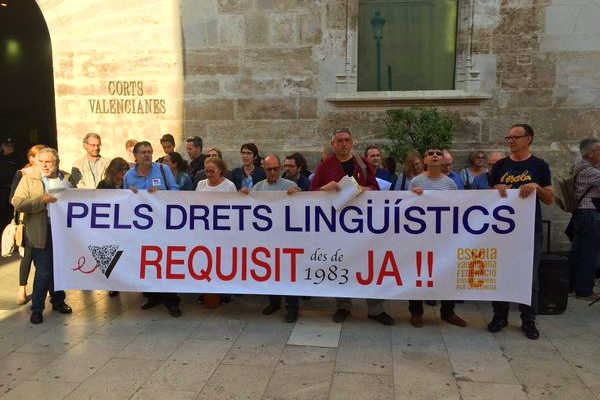 Un moment de la concentració davant les Corts.