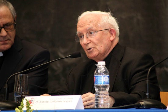 El cardenal arquebisbe de València, Antonio Cañizares, pronunciant la seua conferència.
