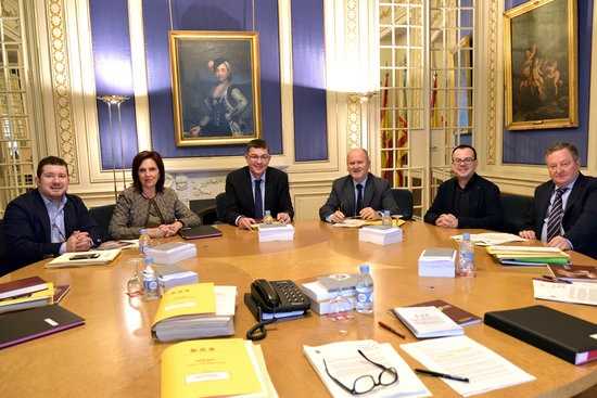 Un moment de la Mesa de les Corts Valencianes que ha aprovat remetre l'informe jurídic al Senat.