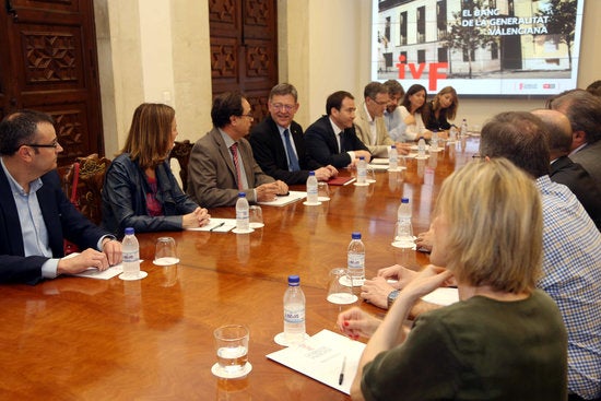 Un moment de la reunió de presentació del Banc de la Generalitat Valenciana, amb el president Ximo Puig al centre.