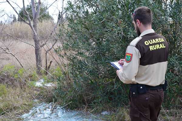 Un guarda ompli la fitxa d'un enderroc.