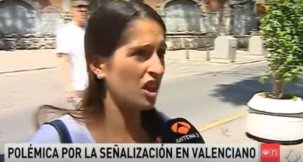 La periodista Laura Herrera, interpretant el paper d'una turista que no entén el valencià.