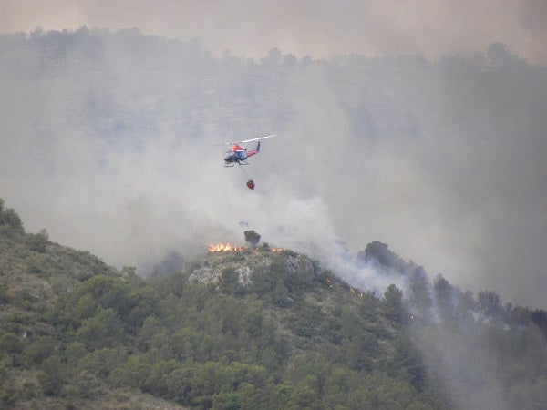 Un helicòpter en l'incendi declarat a Bolbait.