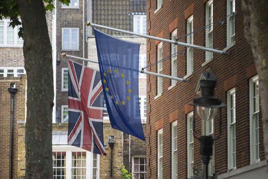 Una bandera britànica i una d'europea, a Londres, en una imatge d'arxiu.