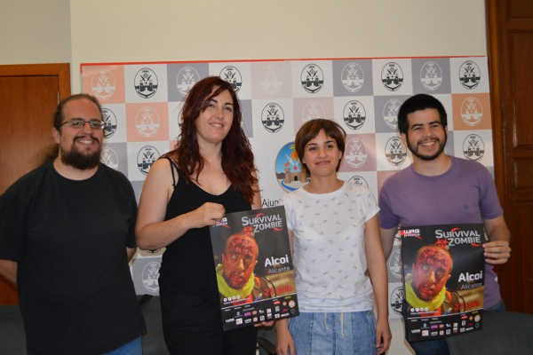 La regidora de Joventut amb els organitzadors del Survival Zombie.