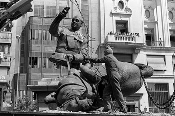 Desmuntatge  de l’estàtua eqüestre de Franco a la Plaça del País Valencià, 9 de setembre de 1993.