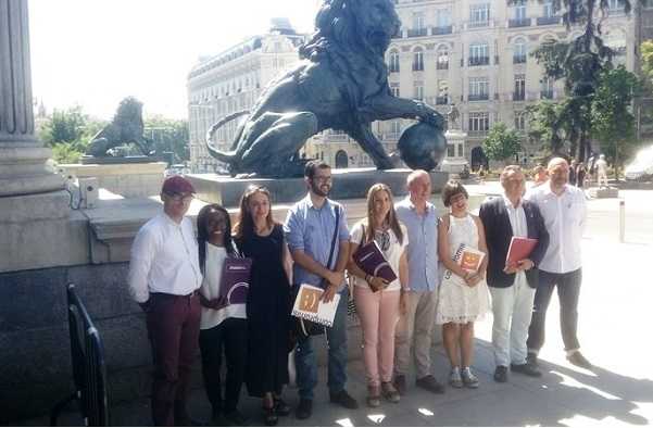 Els diputats de la coalició 'A la Valenciana' davant les portes del Congrés.