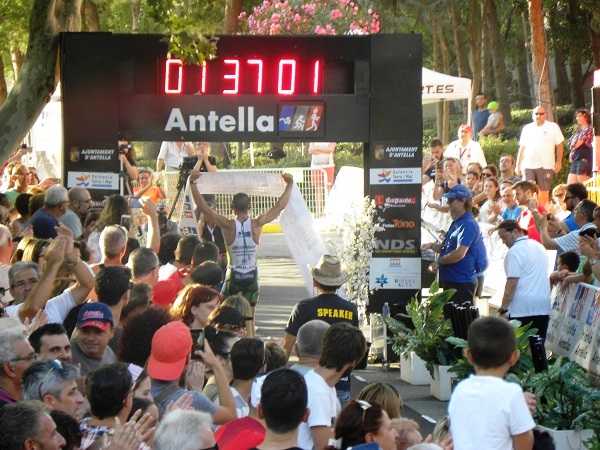 Moment de l'arribada a meta de Víctor del Corral.