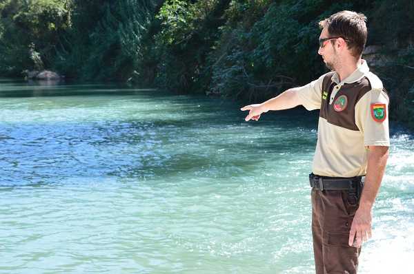 David López, guarda del Consorci, indica la zona que ocupa la llúdria.