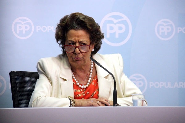 Rita Barberá, mira amb cara de desacord cap als periodistes durant la roda de premsa celebrada el passat mes de febrer per valorar les investigacions judicials sobre presumpte blanqueig de capitals.