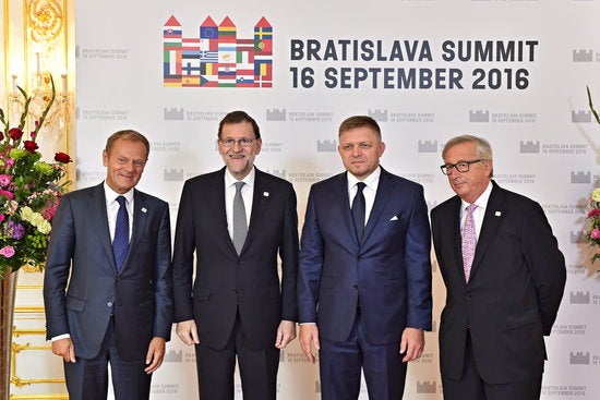 Rajoy, amb el president del Consell, Donald Tusk, el primer ministre eslovac i el president de la CE, Jean-Claude Juncker, a Bratislava.