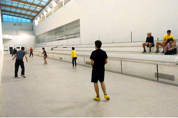 A l'UPV també es pot aprendre a jugar a pilota.