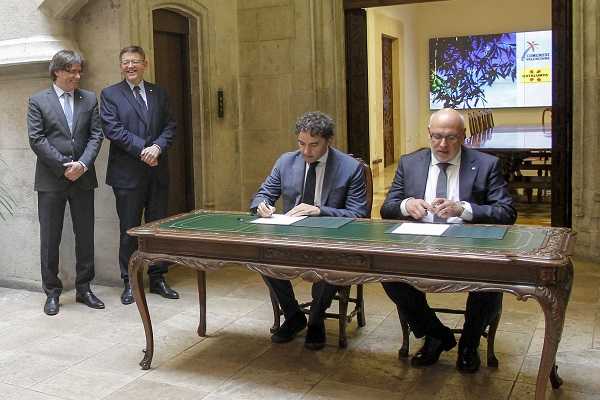 Un moment de la firma del conveni de col·laboració.