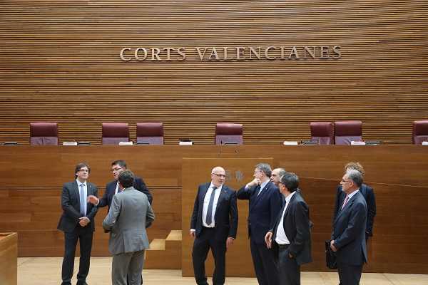 Un moment de la visita informal del Puigdemont al Parlament del País Valencià.