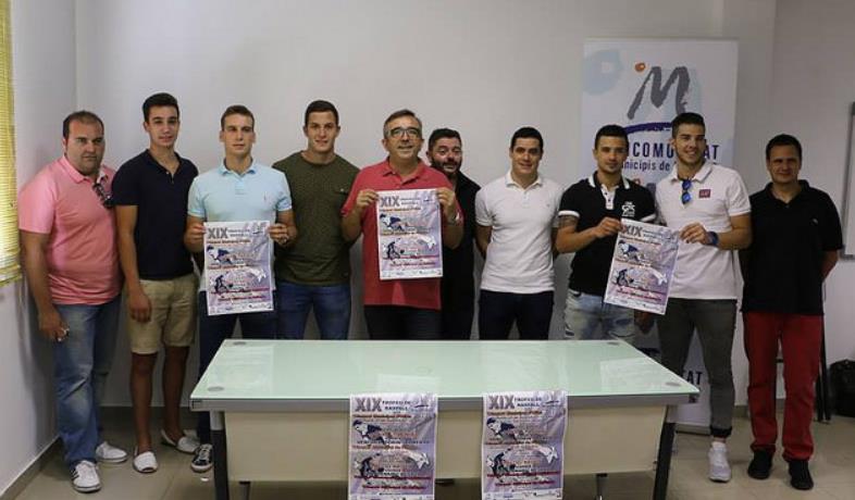 Jugadors, empresa i patrocinadors durant la presentació Gandia