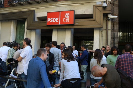 Un centenar de periodistes a les portes de la seu del PSOE al carrer Ferraz, epicentre de la guerra interna al partit.