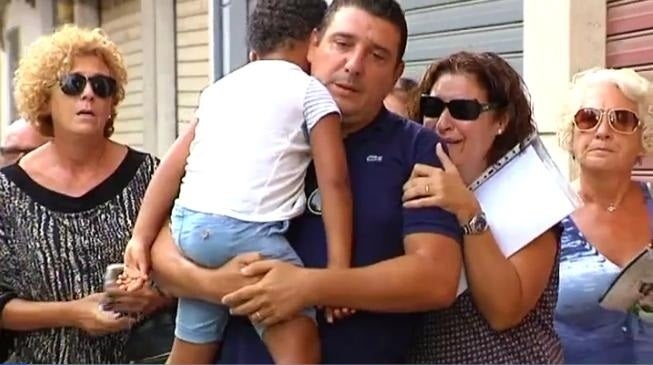 El pares adoptius del xiquet de 4 anys, durant el lliurament del menor.