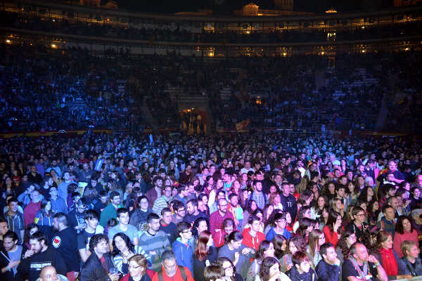 Públic a la Plaça del Bous al concerts pel 25 d'abril.