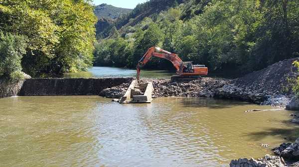 Demolició de la presa d'Endarlatsa al riu Bidasoa.