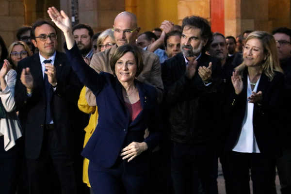 Carme Forcadell al centre.