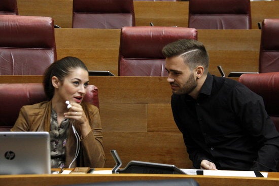 Fran Ferri conversa amb la portaveu adjunta de Compromís Mireia Mollà.