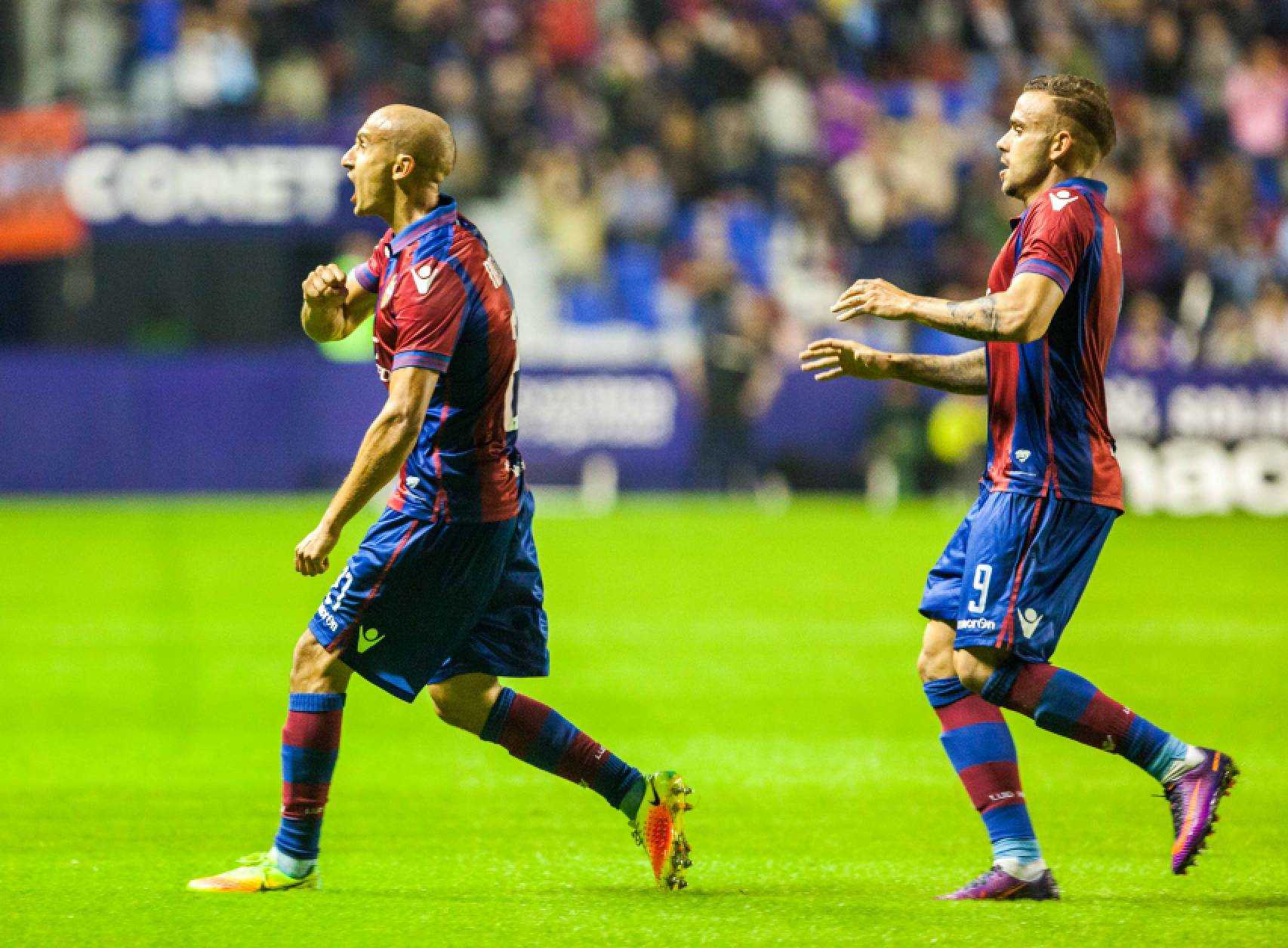 Natxo Insa i Roger celebren el gol del Llevant.