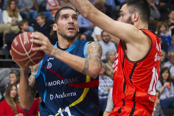 Pierre Oriola defensa una entrada de Nacho Martín.