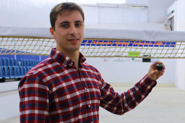 Puchol II amb una vaqueta en la presentació de la final.