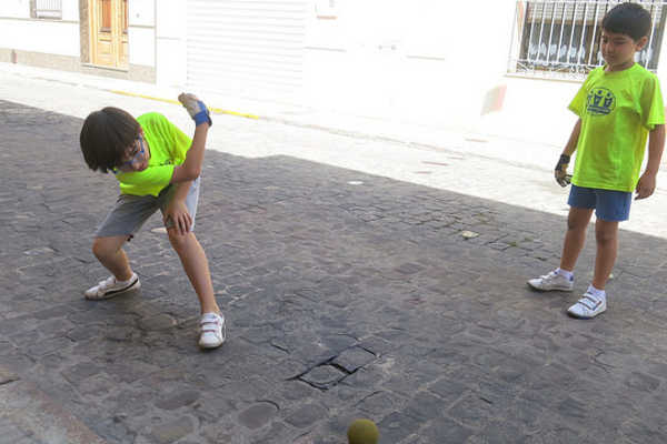 Alumnes de l'Escola de Pilota d'Algemesí jugant al carrer.