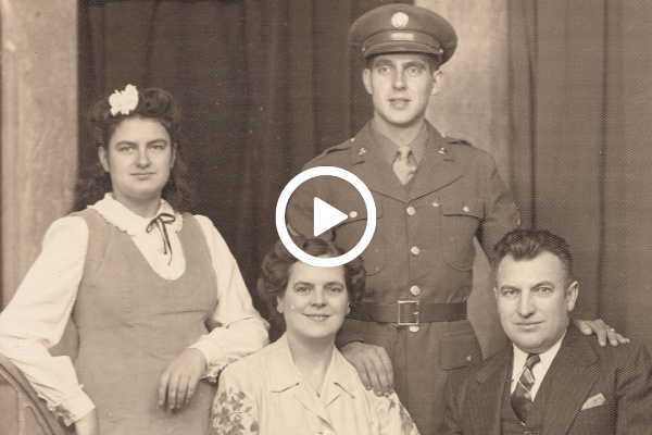 John Signes, quan era soldat en la II Guerra Mundial, amb els pares.