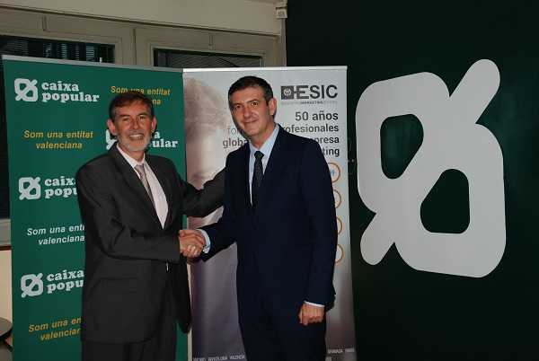 Els directors de Caixa Popular i d'ESIC València, Rosendo Ortí i Agustín Carrillero.