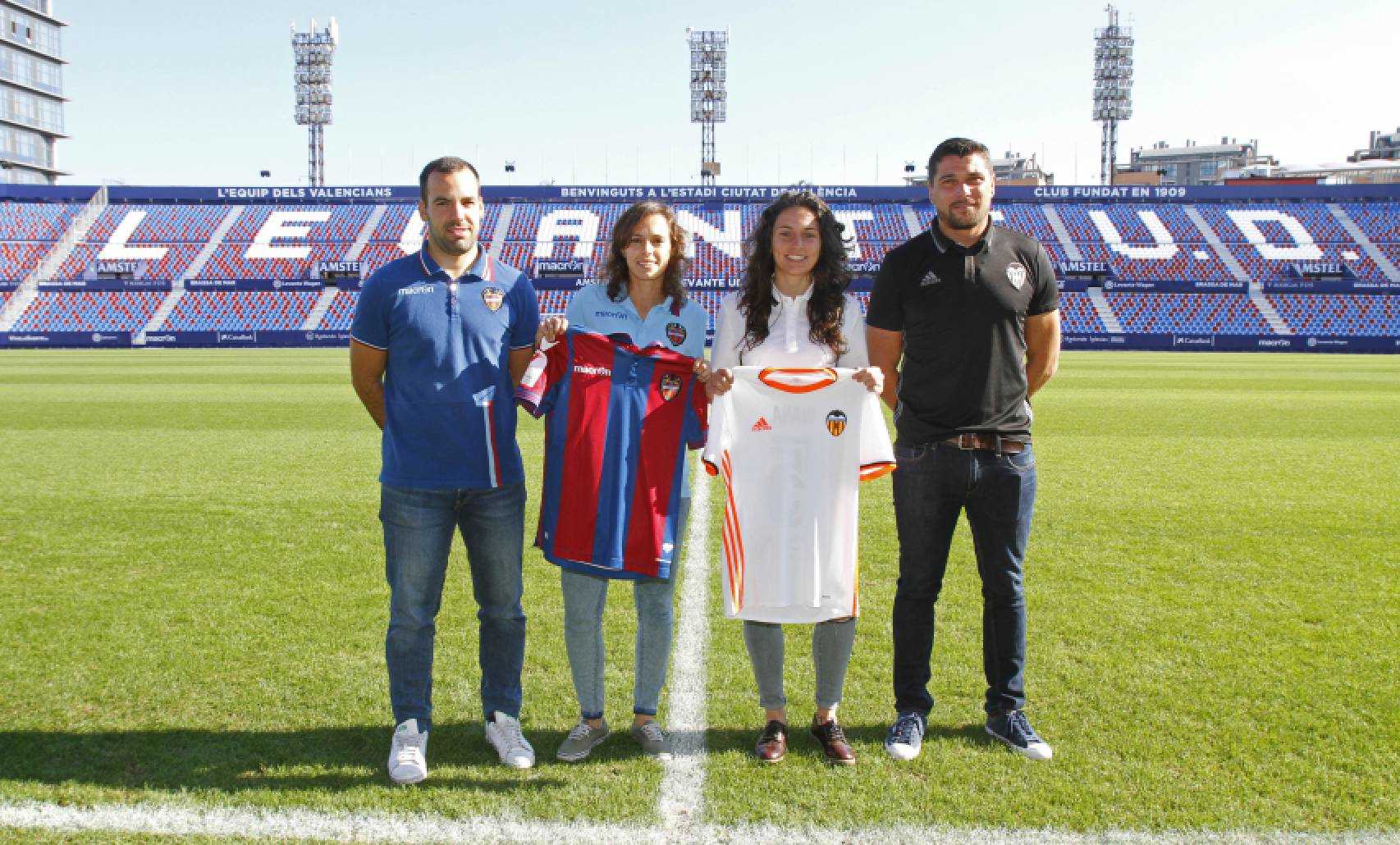 Les capitanes i els entrenadors del Llevant i del València femenins a la gespa del Ciutat de València.