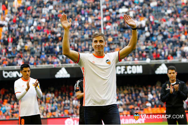 Moltó rep el reconeixement de Mestalla.