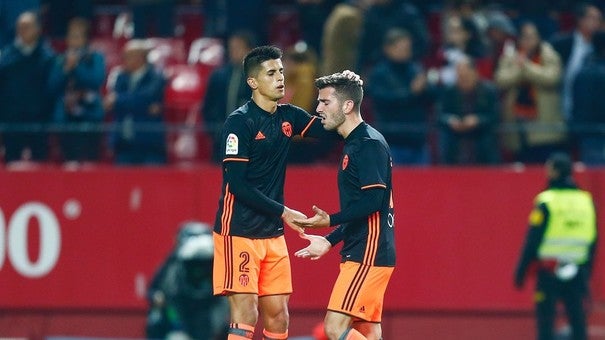 Cancelo consola Gayà al final del partit.