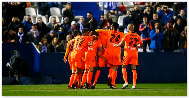 El València celebra un dels gols amb la nova equipació de la Copa.