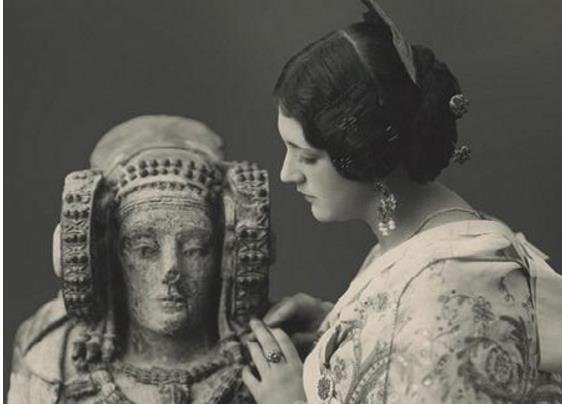 Imatge publicada el 1929 en l'ABC en què Pepita Samper resa davant la Dama d'Elx.