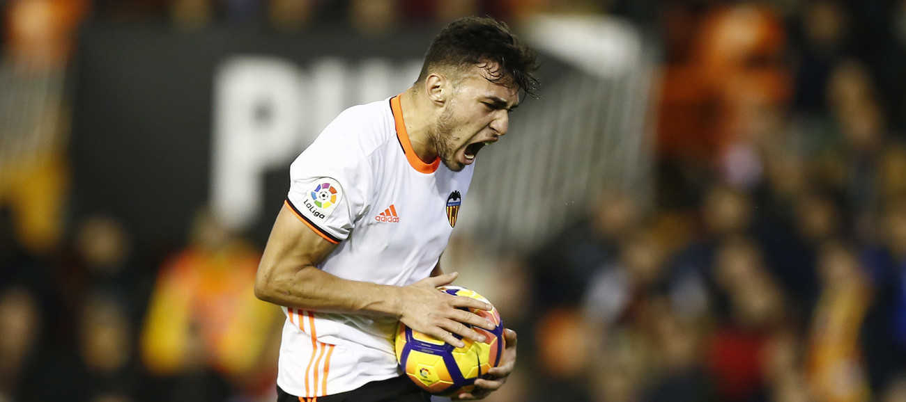 Munir agafa amb ràbia el baló durant el partit.