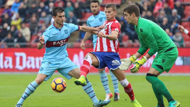 El moment de la pèrdua de Postigo que aprofita Longo per fer el primer gol.