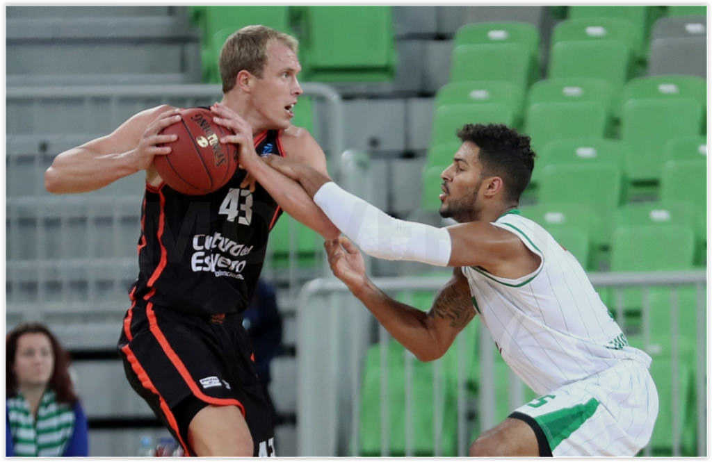 Sikma retè un baló davant un jugador de l'Olimpia.