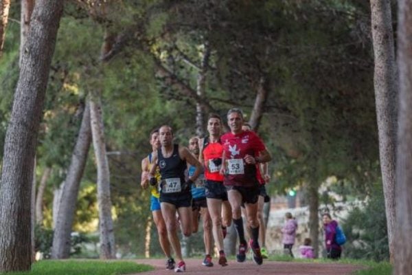 Alguns dels corredors durant la cursa al Jardí del Túria.