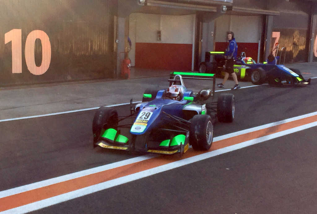 Un dels monoplaces eixint del garatge del Circuit Ricardo Tormo.