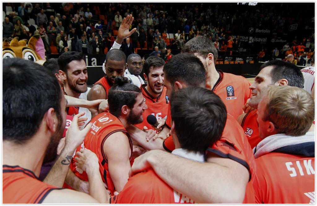 Els jugadors del València Bàsquet celebren el triomf en l'últim segon.