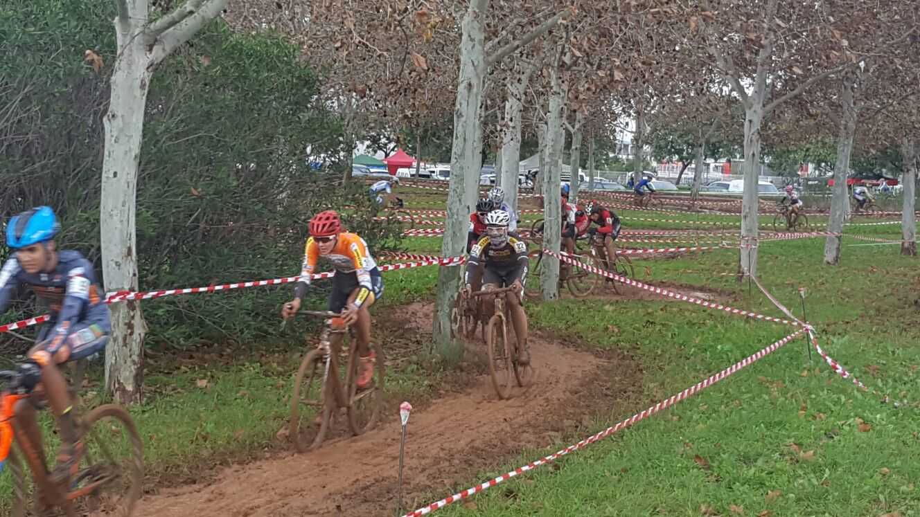 Alguns dels participants amb la bici plena de fang.