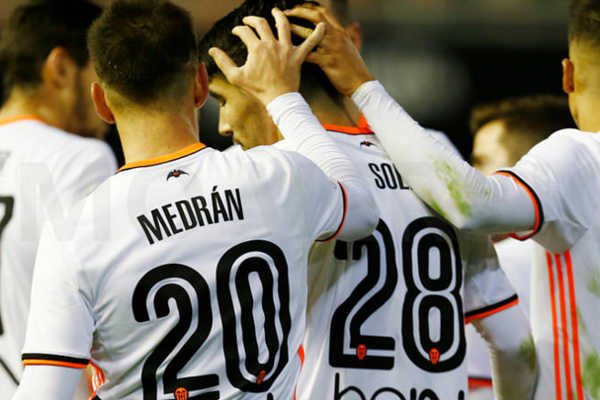 Els jugadors del València emparen el canterà Carlos Soler